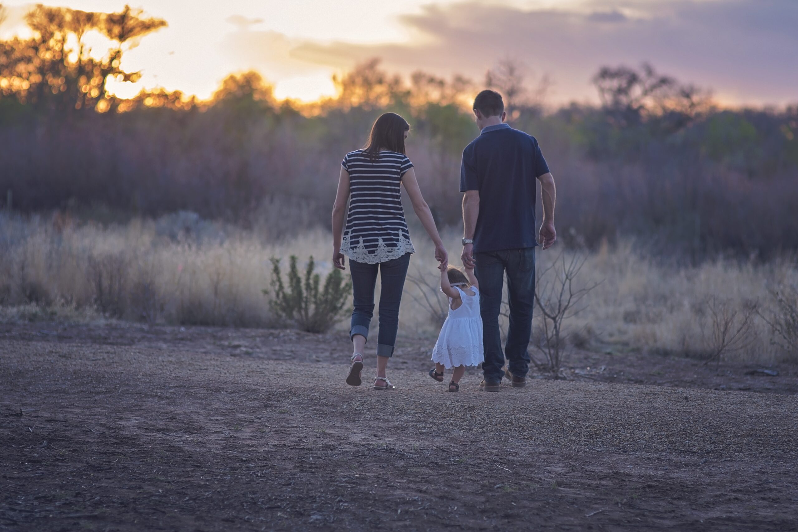 for FAMILIES Ema, isa ja laps käsikäes